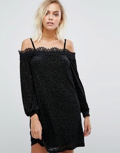 Платье с открытыми плечами и кружевом Fashion Union - Мульти