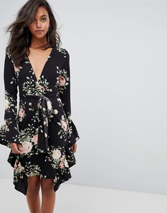 Платье с цветочным принтом и оборками PrettyLittleThing - Черный