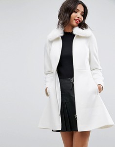 Короткое приталенное пальто с воротником из искусственного меха ASOS - Кремовый