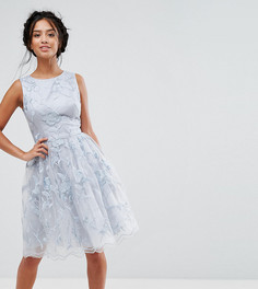 Кружевное платье миди с 3D цветами Chi Chi London Petite - Серый