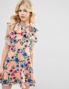 Короткое приталенное платье с оборками и цветочным принтом ASOS PETITE - Розовый