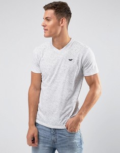 Серая футболка узкого кроя с V-образным вырезом и логотипом Hollister - Серый