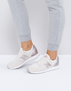 Серые замшевые кроссовки с серебристой отделкой металлик New Balance 520 - Серый