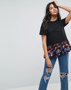 Футболка с оборкой по краю и цветочным принтом ASOS - Мульти