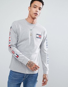 Серый меланжевый лонгслив с логотипом-флажком на спине в стиле 90-х Tommy Jeans Capsule - Серый