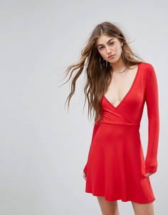 Приталенное платье с запахом Missguided - Красный