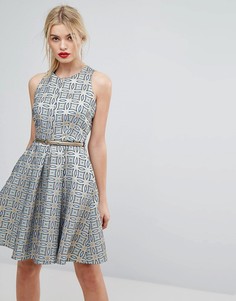 Жаккардовое короткое приталенное платье с поясом Closet London Premium - Золотой