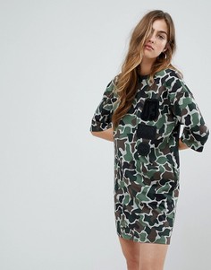 Платье-футболка с камуфляжным принтом adidas Originals - Мульти
