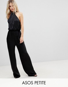 Атласный комбинезон с вырезом капелькой и широкими штанинами ASOS PETITE - Черный