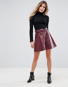 Короткая расклешенная юбка из искусственной кожи с ремнем ASOS - Красный