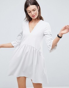 Свободное платье с V-образным вырезом и оборками на рукавах ASOS - Серый
