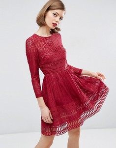 Короткое приталенное кружевное платье ASOS PREMIUM - Красный