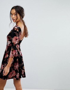 Бархатное короткое приталенное платье с цветочным принтом и овальным вырезом на спине New Look - Черный