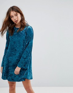 Свободное платье из мятого бархата с длинными рукавами Glamorous - Синий
