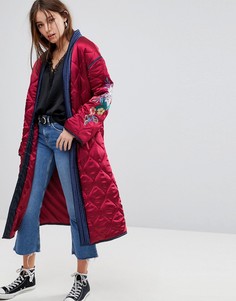 Стеганая атласная куртка с запахом и цветочной вышивкой Glamorous Premium - Красный