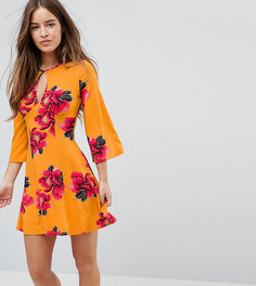 Чайное платье мини с цветочным принтом и рукавами клеш ASOS PETITE - Оранжевый