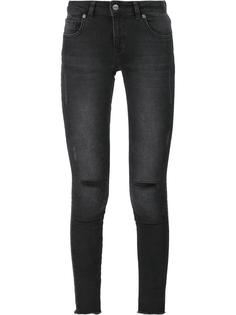 джинсы с рваными деталями Anine Bing