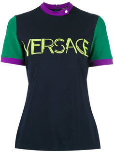 топ с принтом логотипа Versace