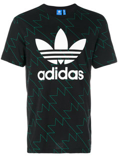 футболка с логотипом бренда Adidas