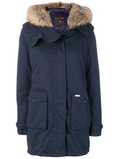 парка с оторочкой мехом на капюшоне Woolrich