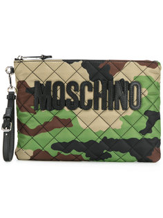 камуфляжный стеганый клатч Moschino