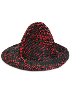 двухцветная плиссированная шляпа Issey Miyake