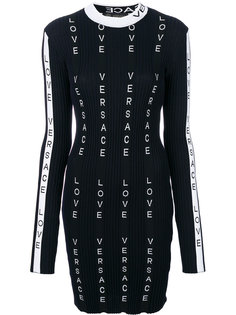приталенное платье в рубчик с логотипом  Versace
