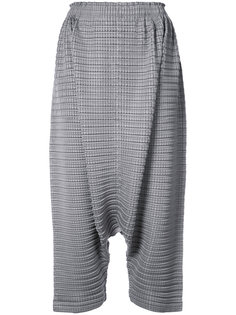 фактурные брюки с заниженной проймой Issey Miyake