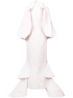 длинное платье со шлейфом и открытыми плечами Christian Siriano