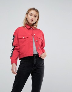 Красная джинсовая куртка с контрастной строчкой и принтом ASOS - Красный