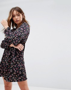 Свободное платье с длинными рукавами и цветочным принтом Glamorous - Черный