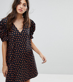 Платье с V-образным вырезом и цветочным принтом Reclaimed Vintage Inspired - Черный