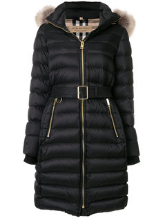 пальто-пуховик с капюшоном и мехом енота Burberry