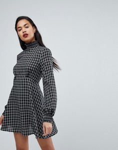 Короткое приталенное платье в клетку с высоким воротом Fashion Union - Черный