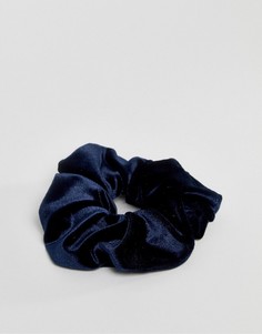 Бархатная резинка для волос ограниченной серии - Синий Asos