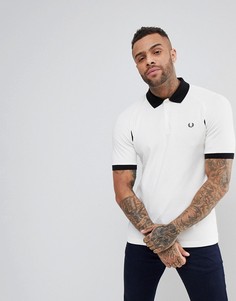 Белая футболка-поло узкого кроя из пике в стиле колор блок Fred Perry - Белый