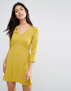 Приталенное платье с V‑образным вырезом и свободной юбкой River Island - Желтый