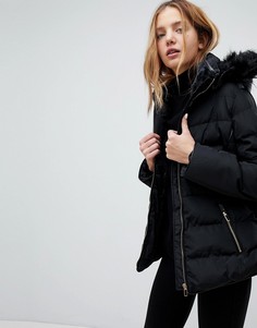 Дутая куртка с искусственным мехом на капюшоне QED London - Черный