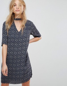 Свободное платье с принтом и чокером Vero Moda - Темно-синий