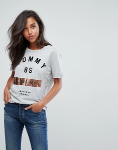 Футболка с логотипом Tommy Jeans 85 NYC - Серый