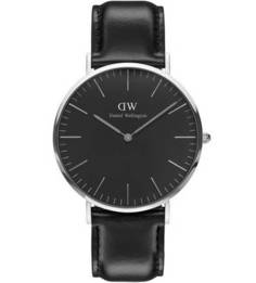 Часы с черным округлым циферблатом Daniel Wellington