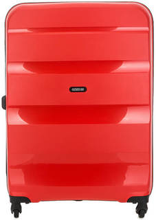 Красный пластиковый чемодан на колесах American Tourister