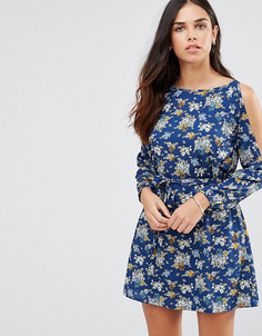 Платье с вырезами на плечах и цветочным принтом Yumi Petite - Темно-синий