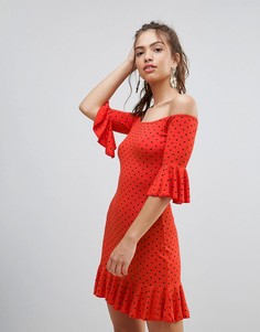 Платье в горошек с открытыми плечами и отделкой оборками Daisy Street - Красный