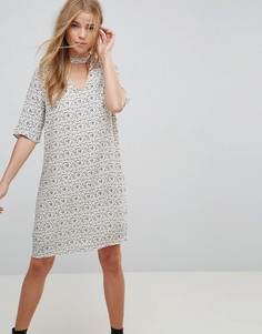 Свободное платье с принтом и чокером Vero Moda - Серый