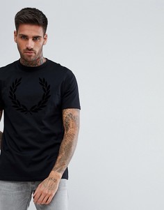 Черная узкая футболка с фактурной набивкой флок в виде логотипа Fred Perry - Черный
