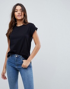 Футболка бойфренда с отворотами на рукавах и асимметричным краем ASOS - Черный