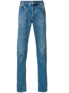 slim-fit jeans Versus