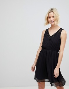 Короткое приталенное платье с кружевом и вырезом капелькой Vero Moda - Черный