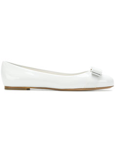 балетки Vara с эффектом лакированной кожи Salvatore Ferragamo